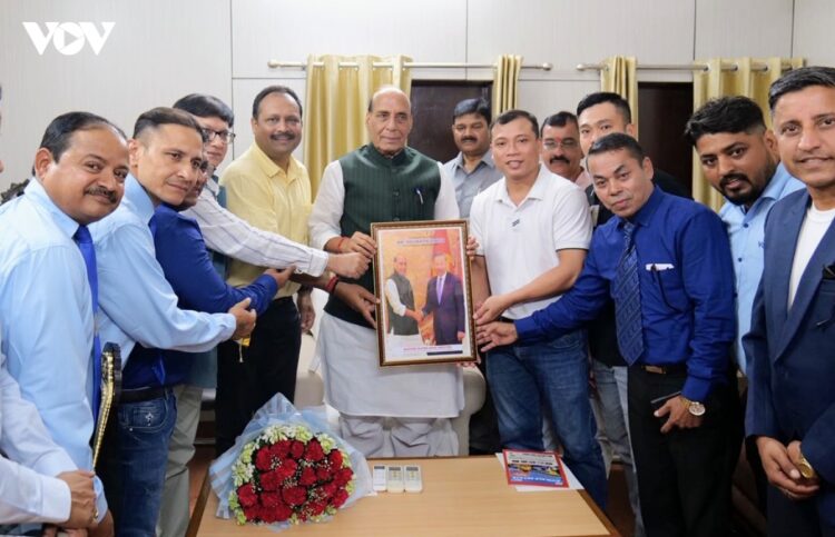 India's Defence Minister Rajnath Singh (center, in green); Mr. Praveen Garg – Secretary General of the Asian Vovinam Federation and President of the Vovinam Association of India (left, in yellow); and Master Huynh Khac Nguyen – Technical Director of the World Vovinam Federation (right, in white).