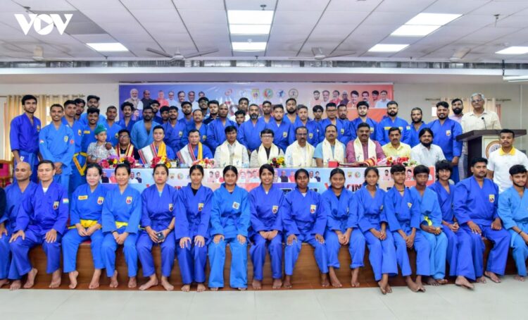 Athletes, coaches, referees, and senior technical officials pose for a commemorative photograph with the organizers of the National Technical Training Camp.