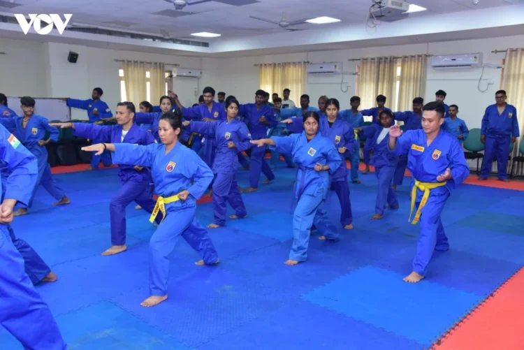 Pham Chi Thinh, Coach of the Technical Committee of the Vietnam Vovinam Federation, conducts a training session for Indian coaches and practitioners.